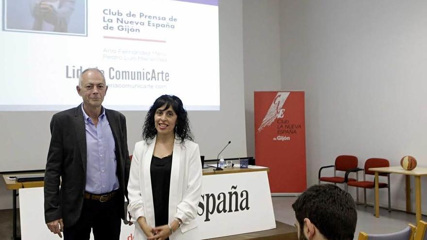 Pedro Luis Menéndez y Ana Fernández Mera, ayer, en el Club LA NUEVA ESPAÑA de Gijón.