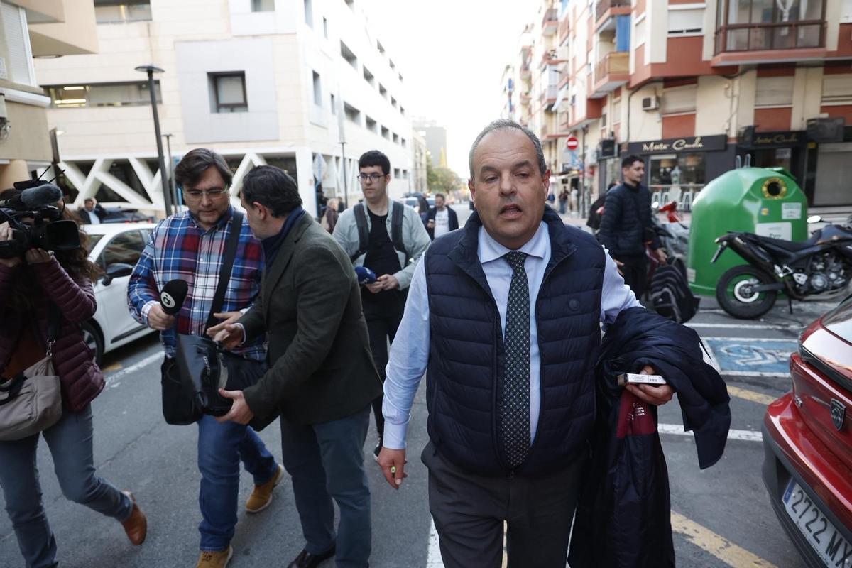 Así ha sido la salida de Carlos Baño de la comisaría de Alicante