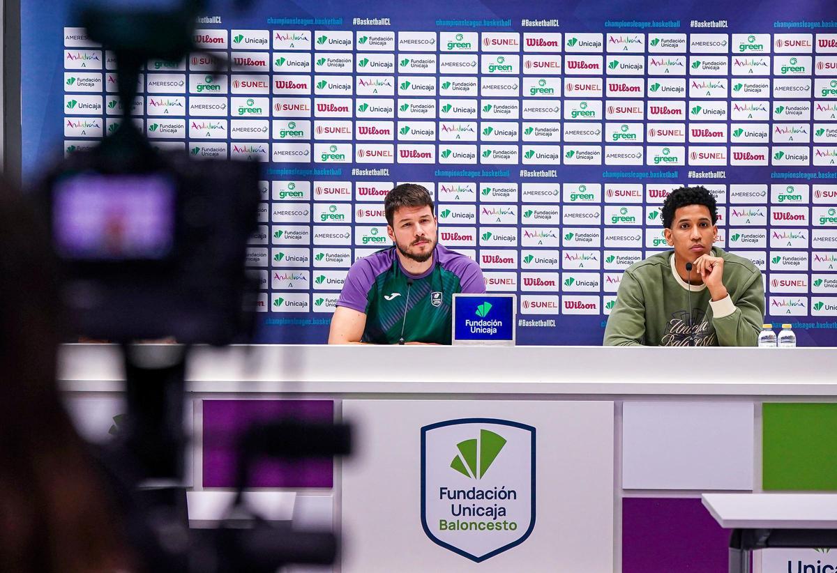 Barreiro y Tyson atienden a los medios.