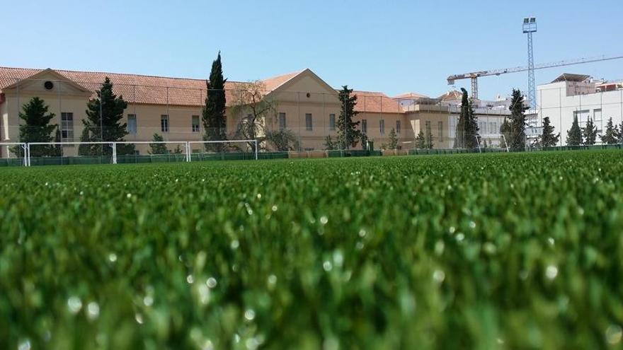 Vista del campo de fútbol tras la instalación del nuevo césped artificial.