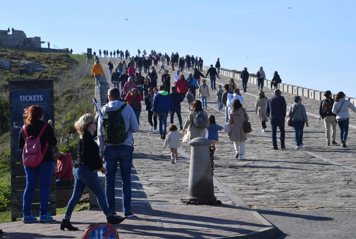 Visitantes a la Torre de Hércules esta Semana Santa. |   // VÍCTOR ECHAVE