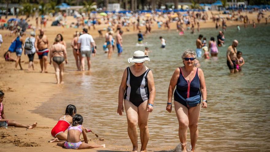 Tenerife Sees Steady Holy Week Tourism Despite Weather and Jellyfish Disruptions