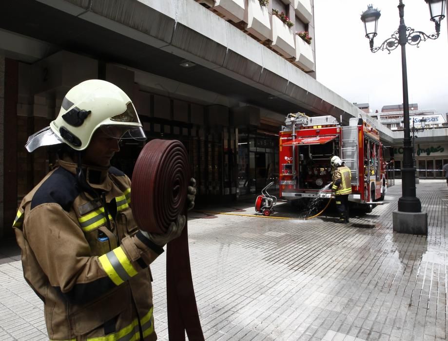 Una mujer fallece al incendiarse su piso en el edificio de Salesas, en Oviedo