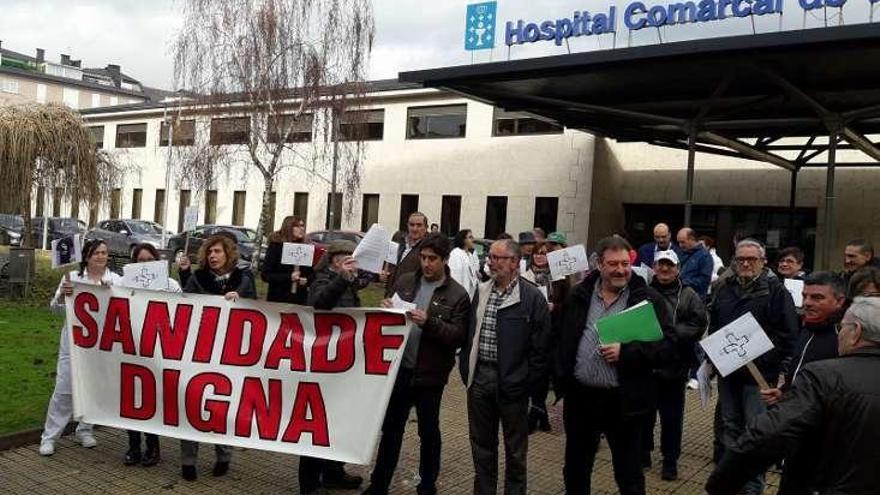 Manifestación delante del Hospital de O Barco. // FdV