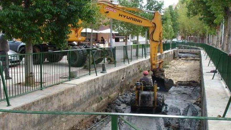 Retirar la basura urbana de la Séquia Major de Vila-real cuesta 10.000 euros al año