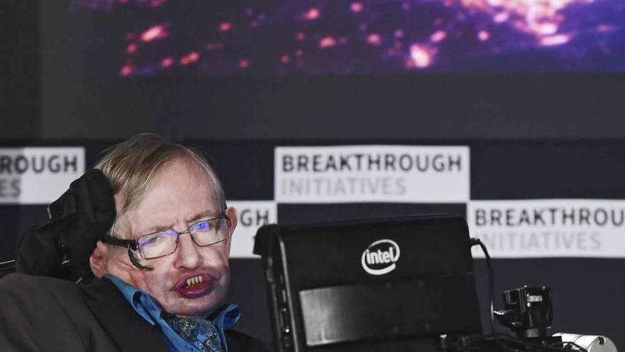 El científico Stephen Hawking, en la presentación de su nuevo proyecto en la Royal Society de Londres.