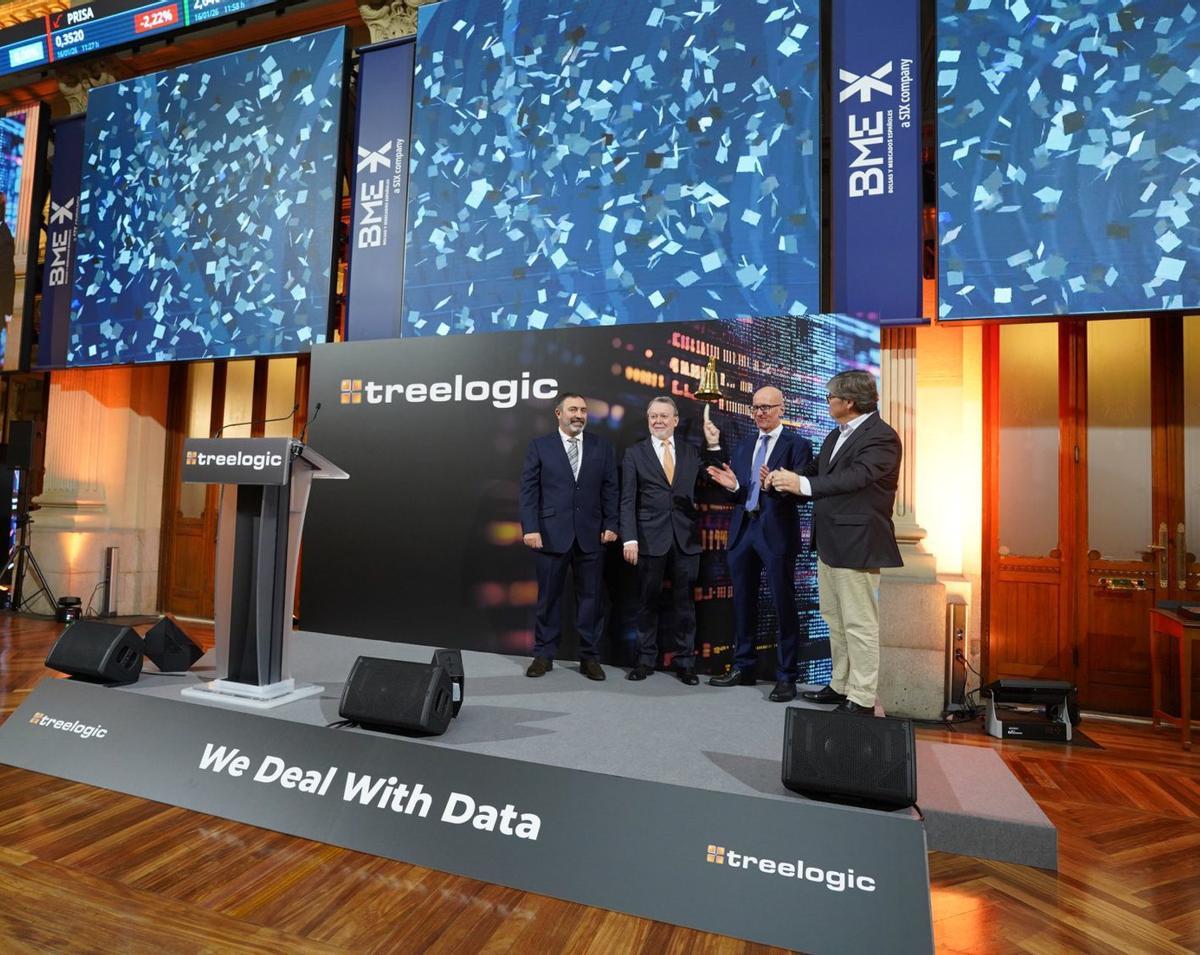 Marcelino Cortina, CEO de Treelogic, toca la campana en el debut de la empresa en Bolsa, acompañado de Pablo Piñera, Enrique Berdayes e Ignacio Morate. |