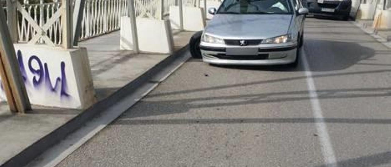 Sufre un accidente y agrede a un policía en Alzira cuando circulaba bebido y sin carné