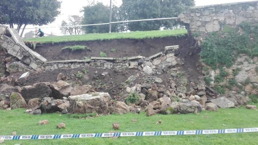 La lluvia provocó la caída de parte del muro del parque de Oza