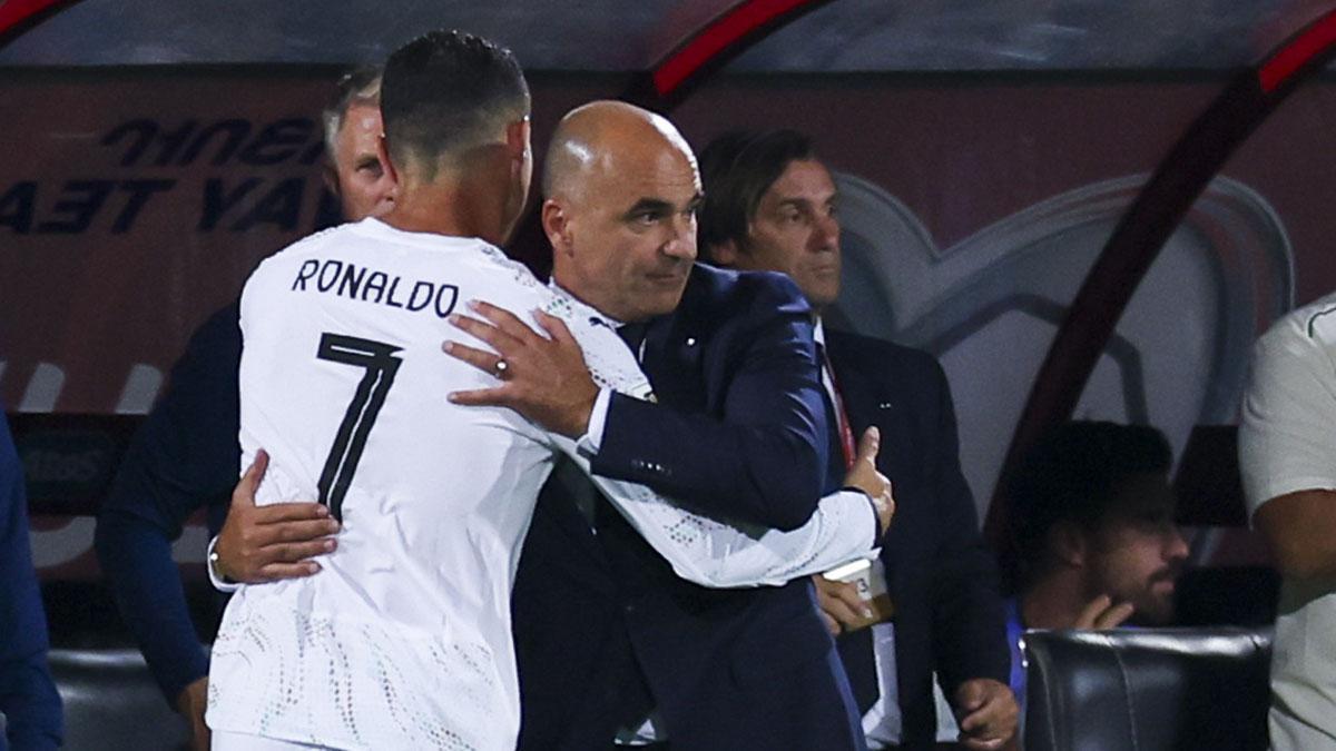 Cristiano Ronaldo se saluda con el entrenador de la selección de Portugal, Roberto Martinez, tras ser sustituído en el Armenia-Portugal