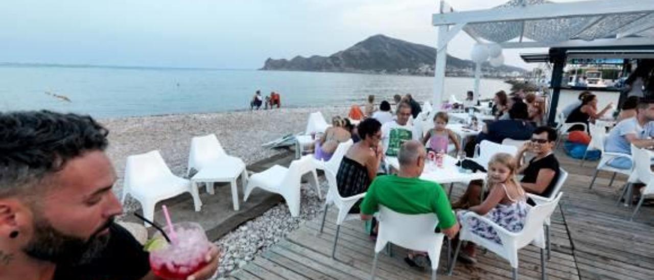 El ocio nocturno a orillas del mar arrasa en Altea