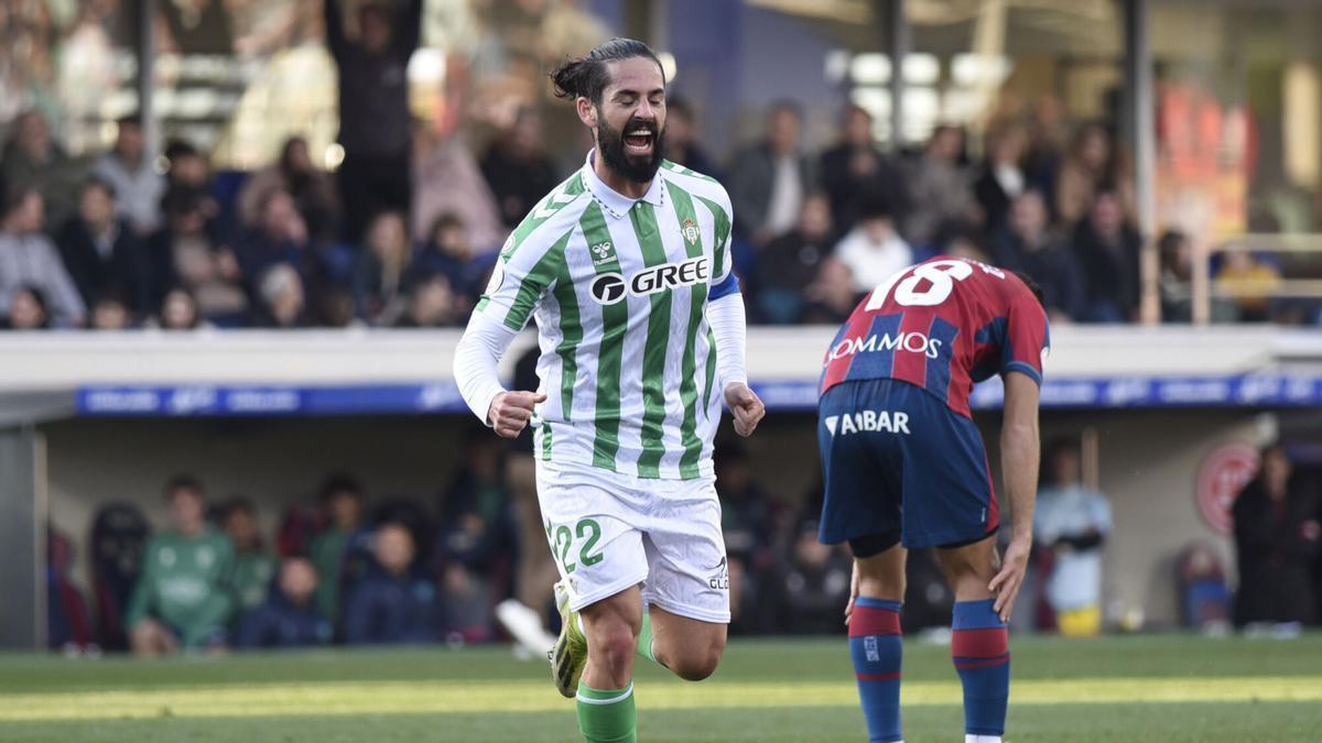 Isco Alarcón celebra su gol contra el Huesca durante el partido de tercera ronda de la Copa del Rey celebrado en el estadio El Alcoraz.