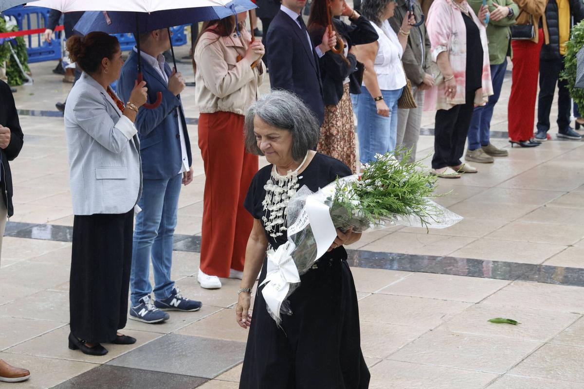 La ofrenda floral a Jovellanos en la plaza del Seis de agosto de Gijón, en imágenes