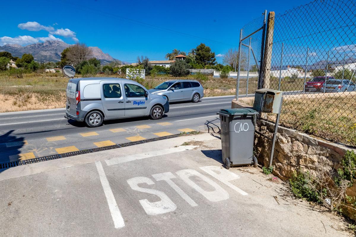 Los vecinos reclaman medidas para mejorar la visibilidad desde los caminos.