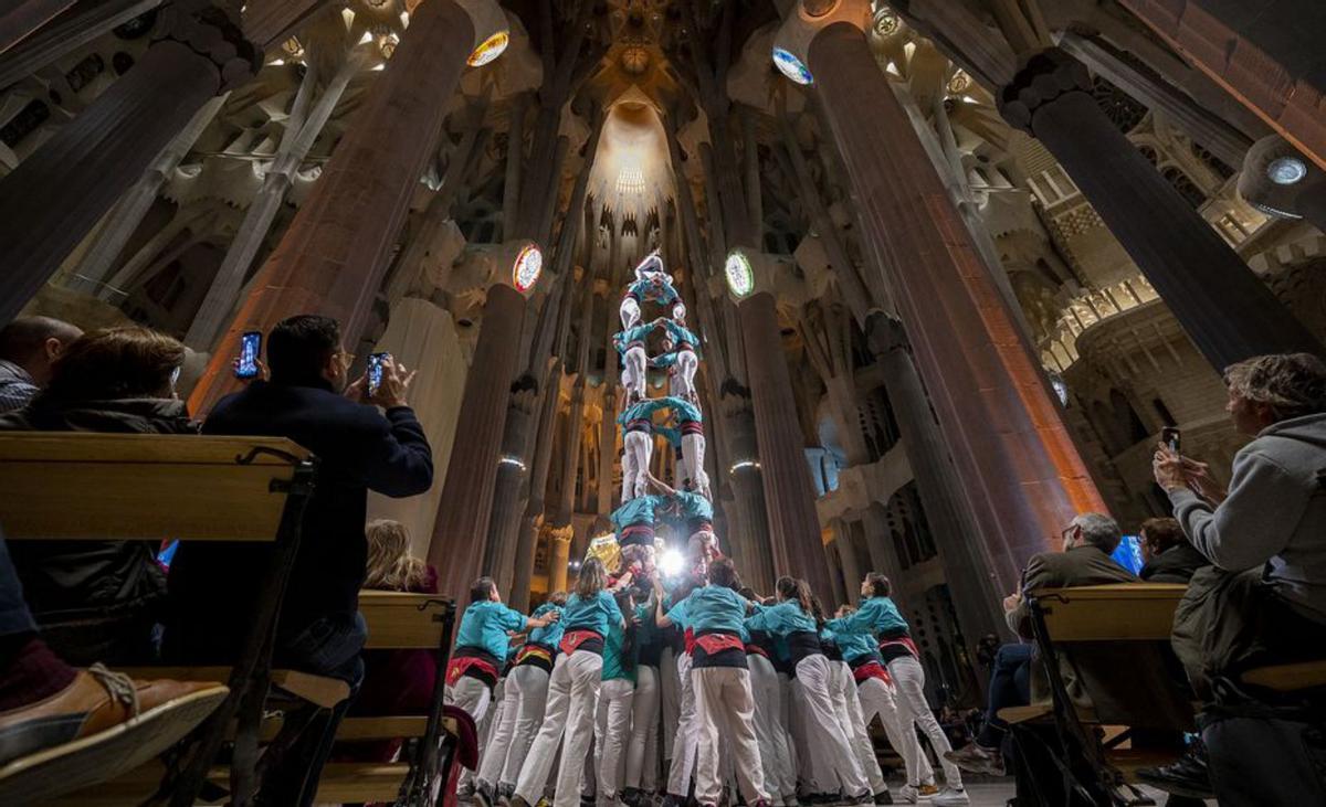 La torre de Bernabé de Gaudí s’il·lumina pel centenari