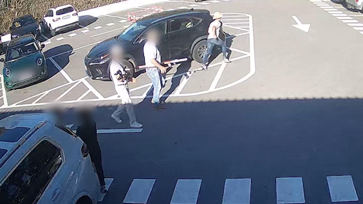 Grabación de uno de los ladrones huyendo a la carrera tras robar el reloj a una víctima.