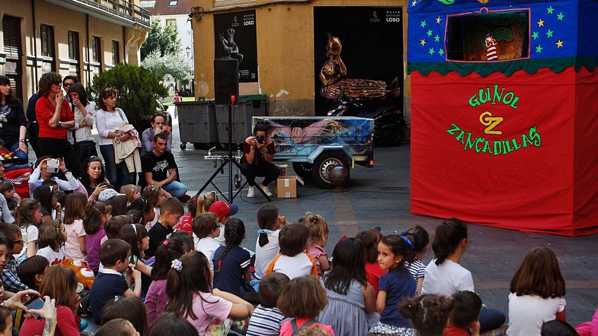 Niños y padres disfrutan de una actuación de la compañía zamorana Zancadillas, en la plaza del Fresco. | N. H.