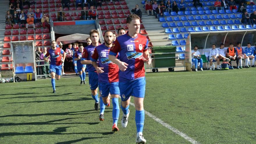 Nuño, al frente de los jugadores del Langreo en el partido ante el Avilés.