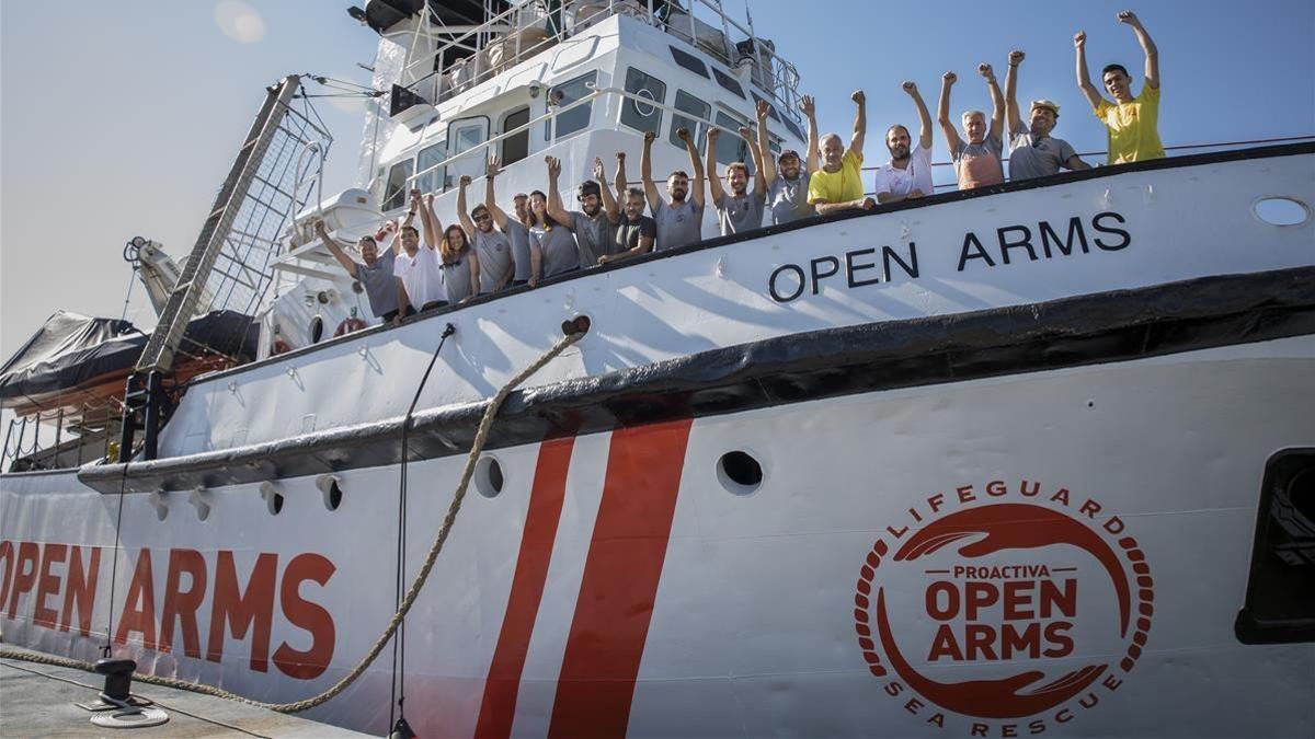 La tripulación del Proactiva Open Arms este miércoles antes de zarpar del Puerto de València a una nueva misión de rescat