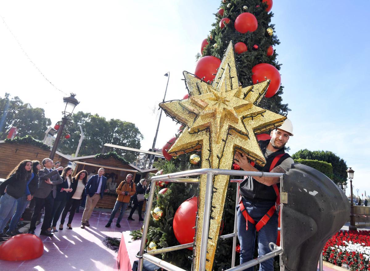 El Mercadillo navideño en la plaza Glorieta de España ultima sus preparativos.