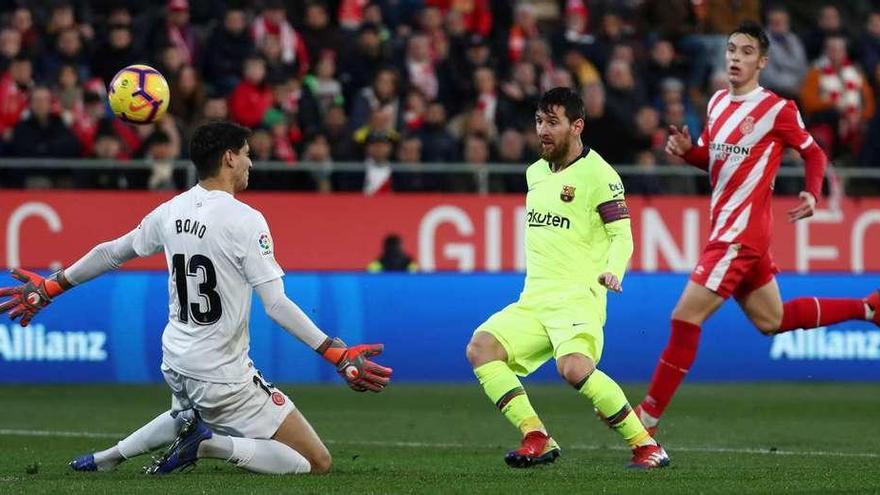 Messi supera por alto la salida de Bono en la acción del segundo gol. // Sergio Pérez