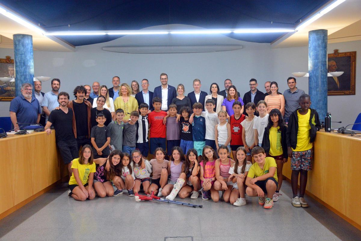 Representants del Consell dels Infants d’Olot, amb membres del consistori, després del plenari celebrat aquest dijous.