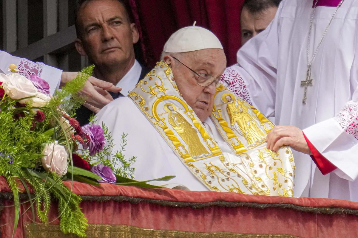 El papa imparte la bendición Urbi et Orbi en San Pedro