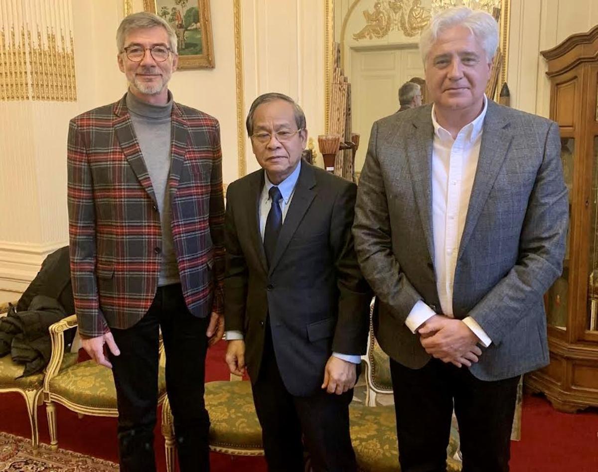 Miembros de la Fundación Lumbini en París, con el embajador de Laos.