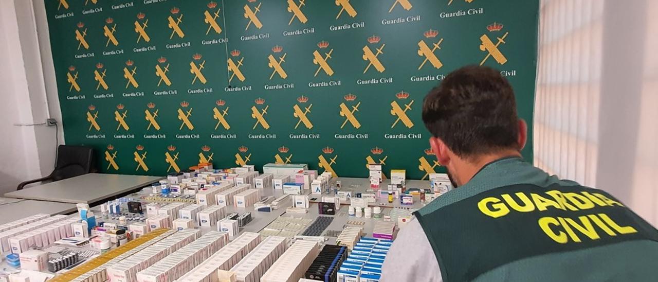 La Guardia Civil desarticula una banda de venta ilegal de medicamentos en la Vega Baja y arresta a 15 implicados