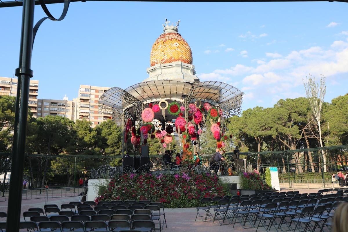 El año pasado el quiosco de la música del Parque Grande se vistió para la ocasión y acogió gran parte de las actuaciones musicales.