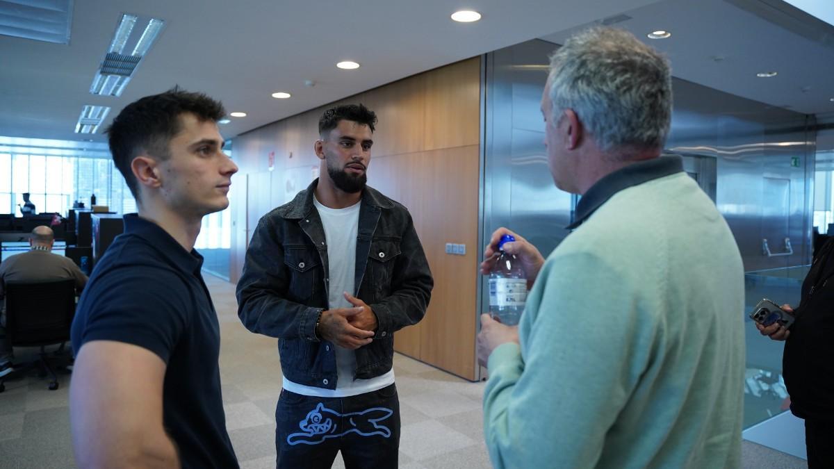 Miguel charla junto a un servidor y el subdirector del Diario SPORT, Albert Masnou