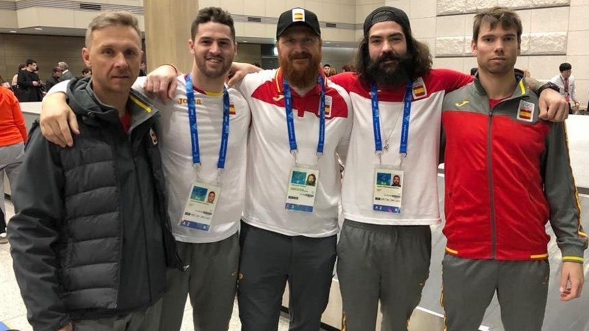 El equipo español de snowboard (el técnico Malusa, Egubar, el skiman Trionte, Hernández y Herrero) entra en acción la madrugada del jueves.