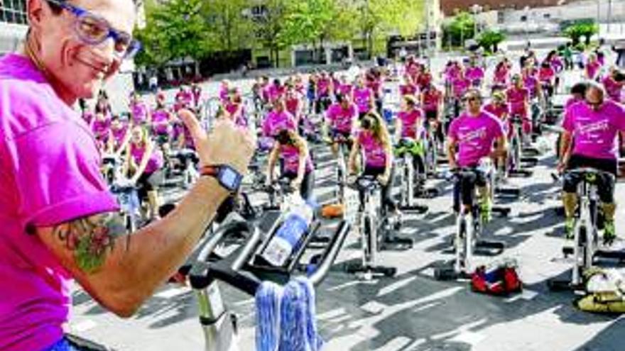 Cientos de personas pedalean en apoyo de la lucha contra el cáncer de mama