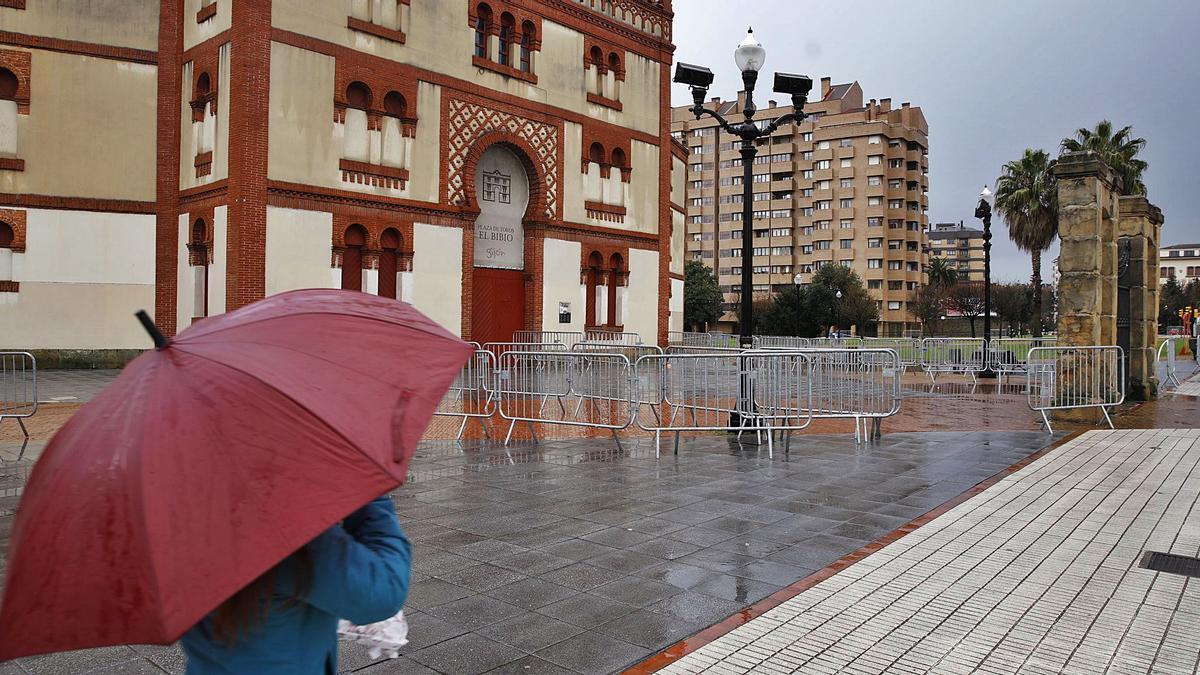 La plaza de toros de El Bibio, ayer, vallada para recibir a los Reyes, los niños y sus familias. | Ángel González