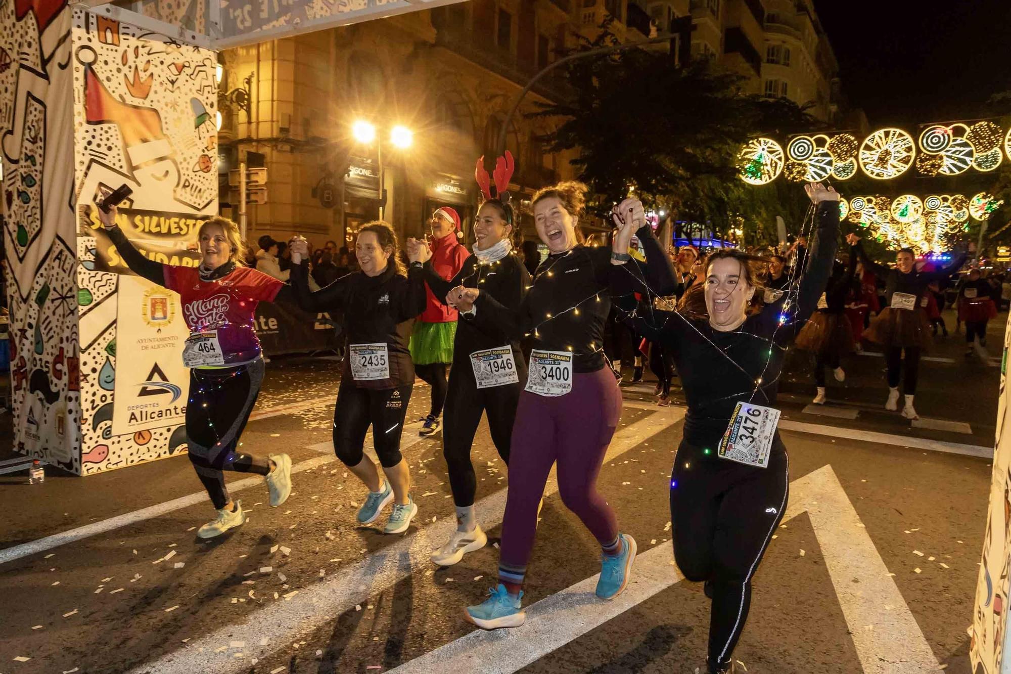La San Silvestre de Alicante llena de colorido la ciudad