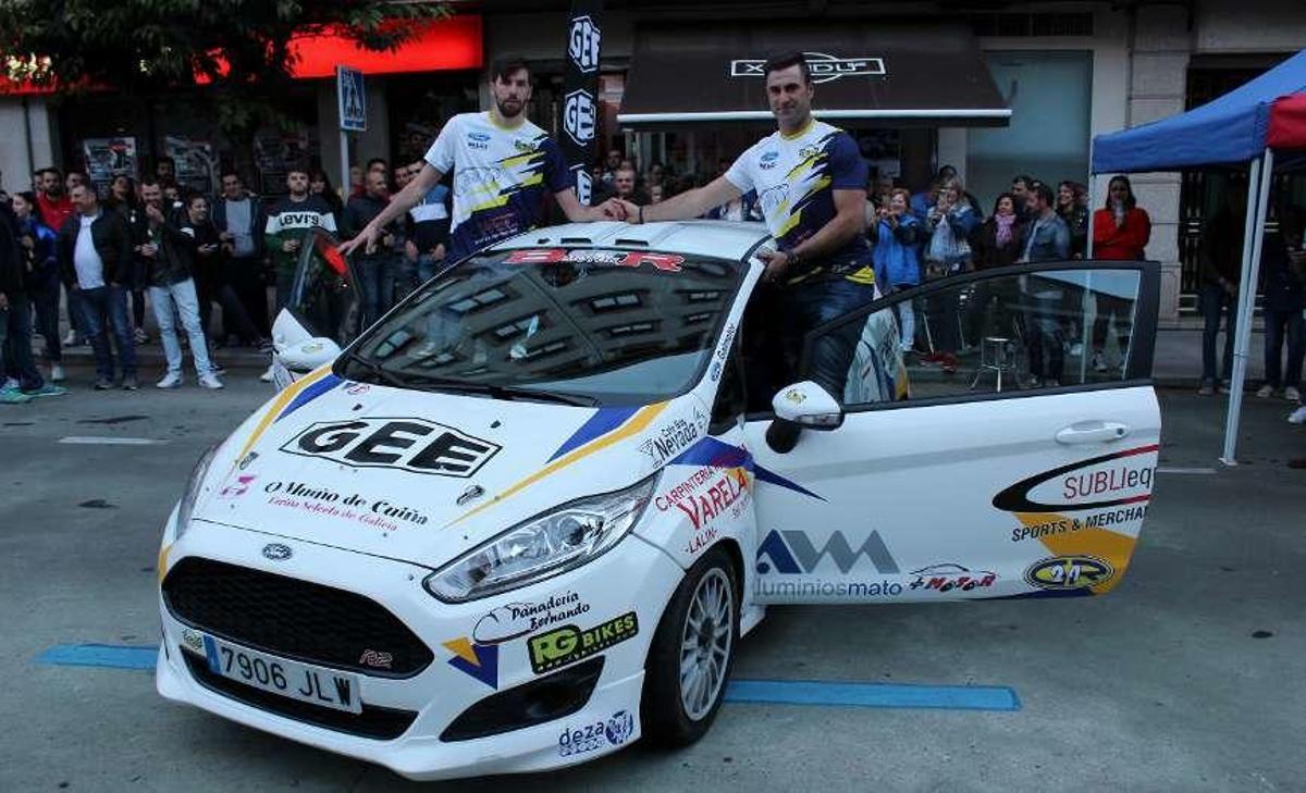 Iván Vales y Diogo Rodríguez posan con su Ford Fiesta R2T. // Alfonso Santomé