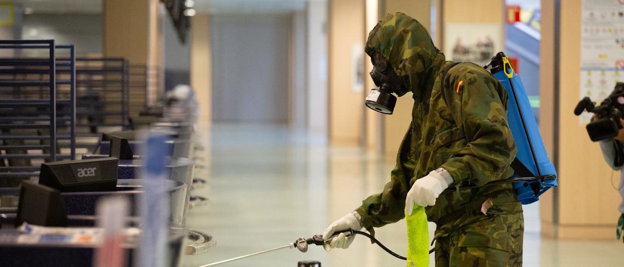 Un militar desinfecta las instalaciones del aeropuerto el 3 de abril.