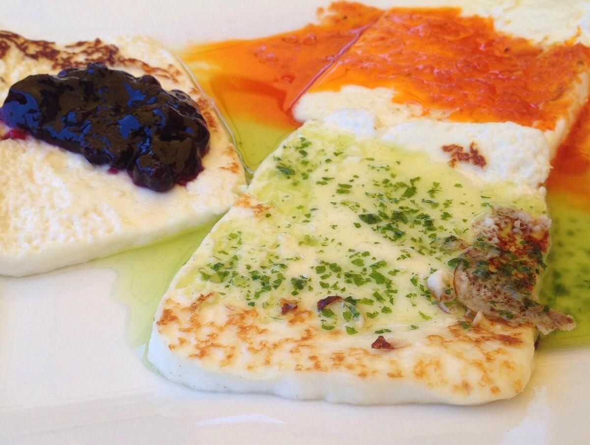 Queso asado con mojos