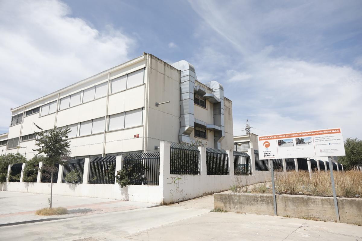 Exterior del colegio Duque de Rivas de las Palmeras.