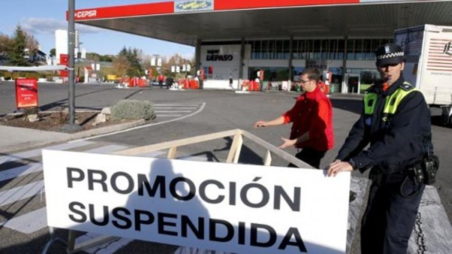 Una gasolinera madrileña colapsada por una promoción