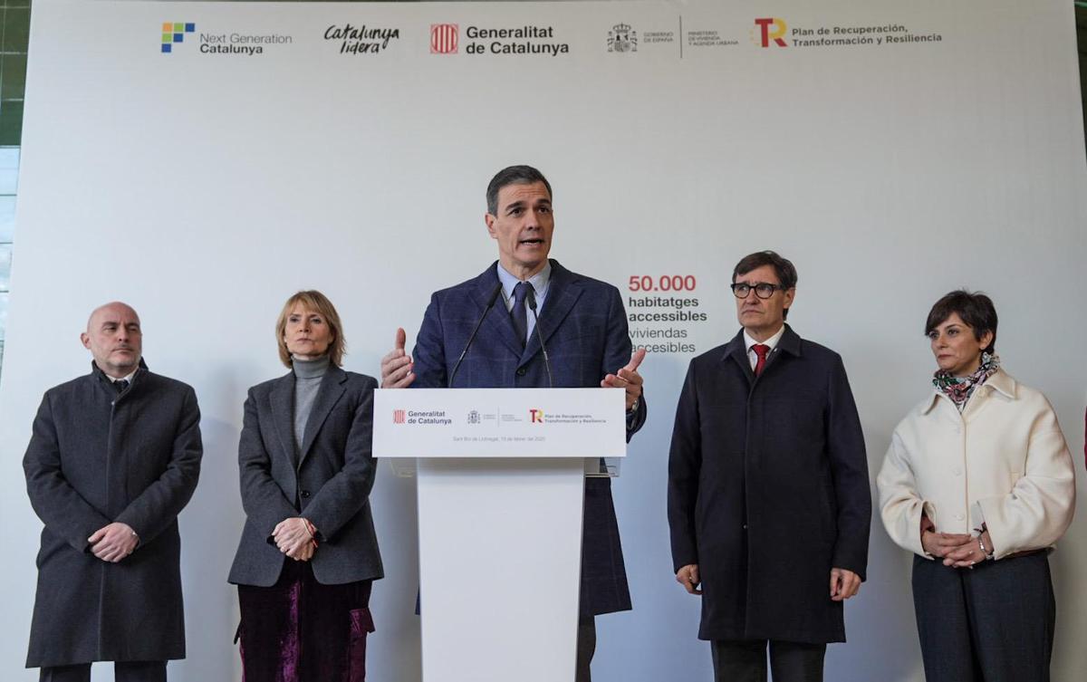 Pedro Sánchez visita una promoción de pisos de alquiler social asequible en Sant Boi de Llobregat