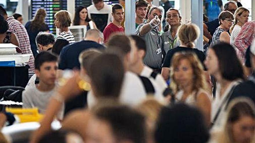 Passatgers a l&#039;aeroport del Prat, ahir.