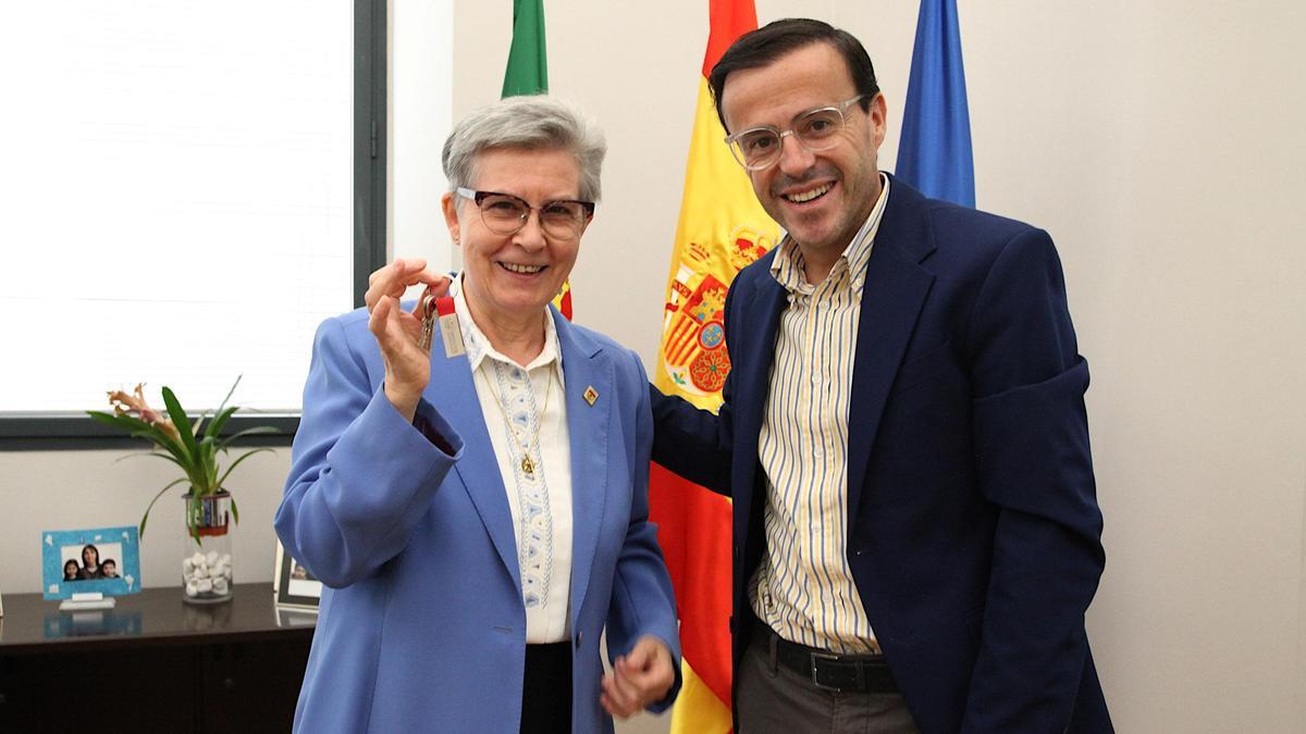 Segunda Sánchez, directora general del centro Nuestra Señora de La Luz, y Miguel Ángel Gallardo, presidente de la Diputación de Badajoz, en la entrega de las llaves del edificio de la antigua Casa de la Mujer.