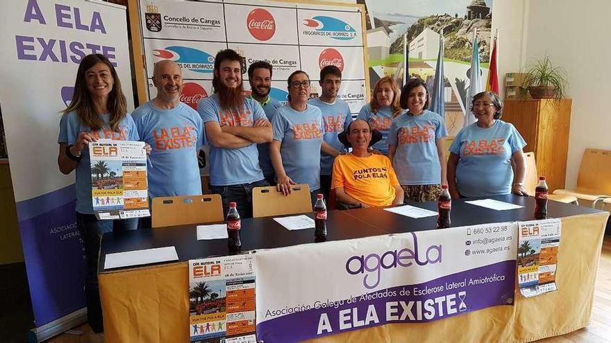 Miembros de la organización y de colectivos que colaboran, ayer, en la Casa da Xuventude. // Gonzalo N.