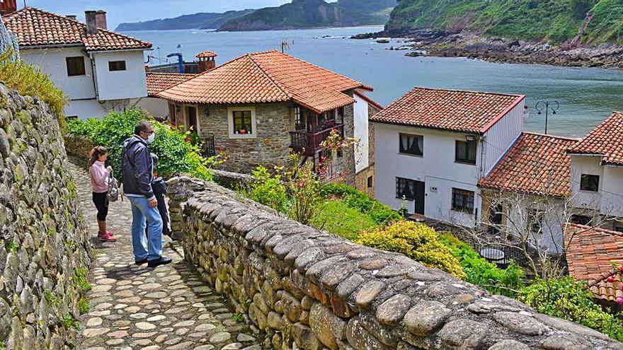 Unos turistas pasean por el barrio de San Roque. 