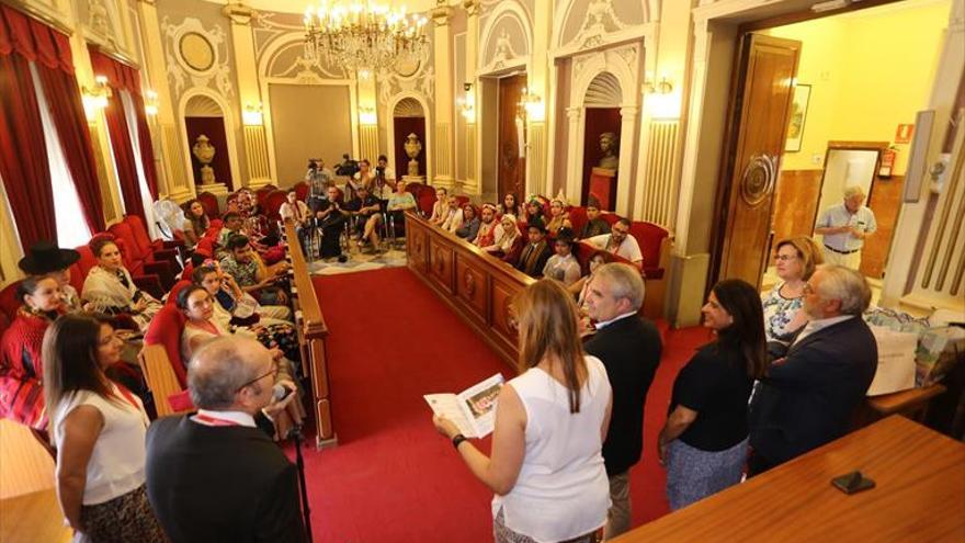 Los grupos folclóricos visitan el Ayuntamiento de Badajoz