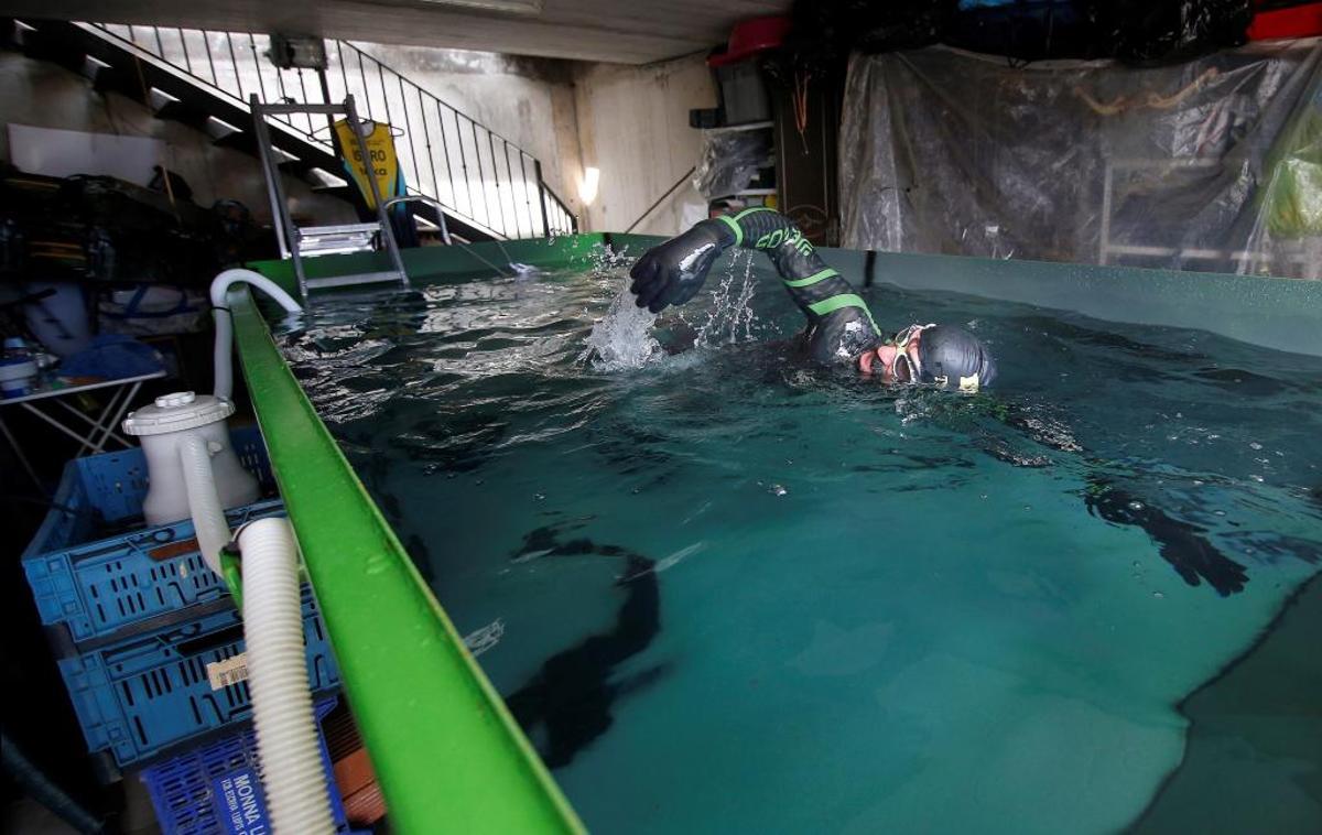 Un triatleta valenciano entrena en un 'contenedor - piscina'