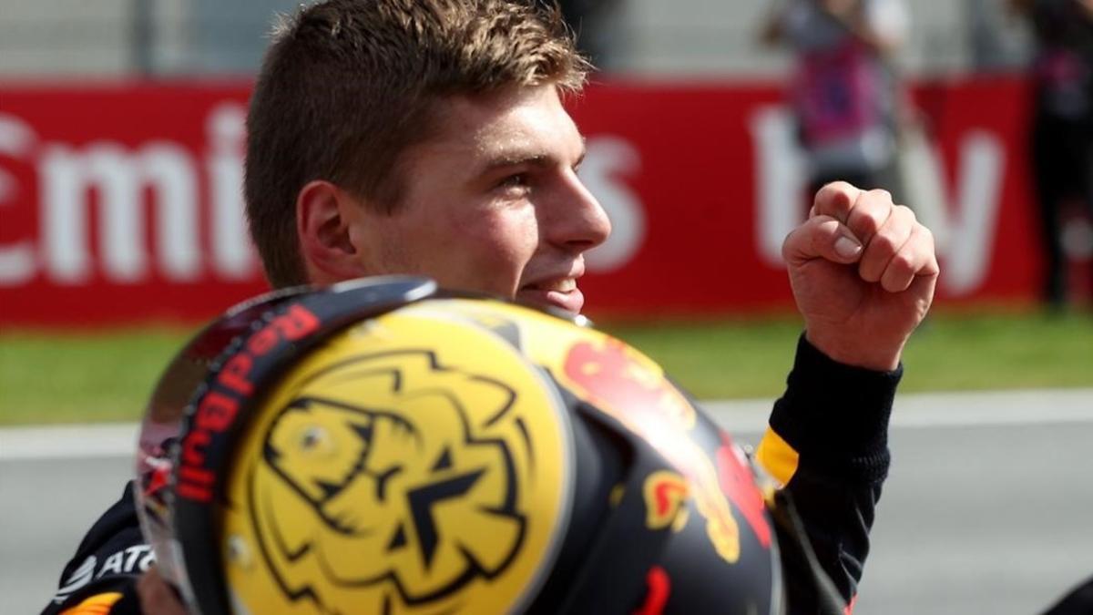 El holandés Max Verstappen se baja de su Red Bull como triunfador del GP de Austria.