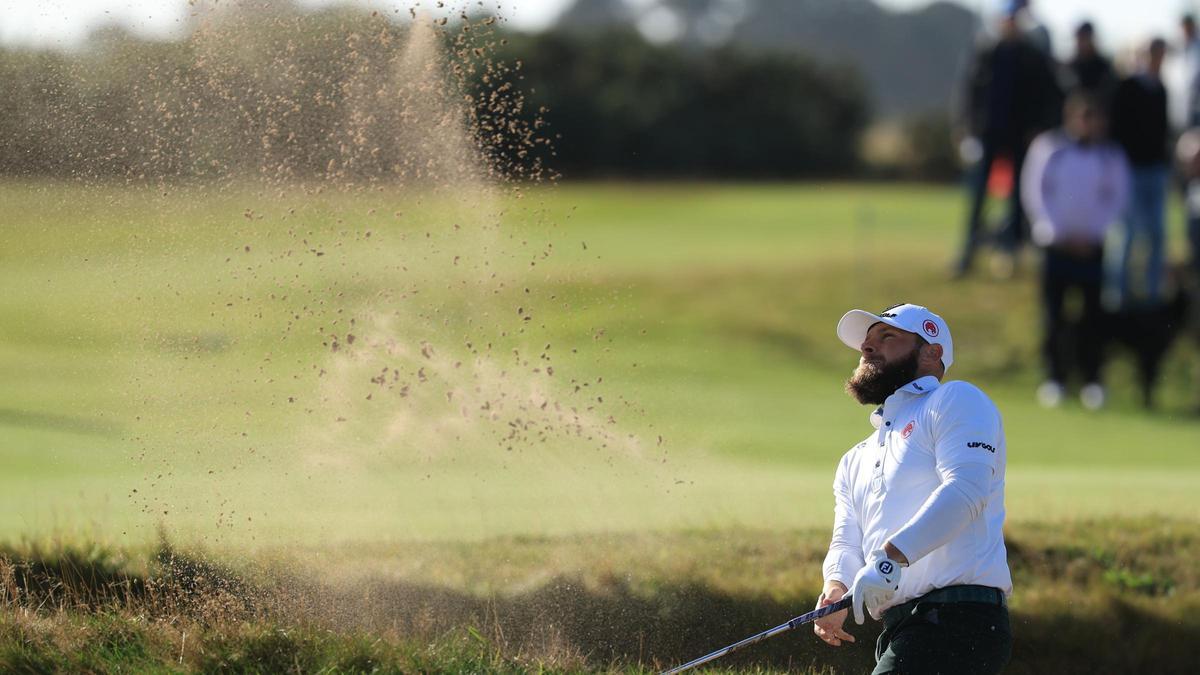Tyrrell Hatton golpea la bola durante la primera jornada del Alfred Dunhill Links Championship en Carnoustie.
