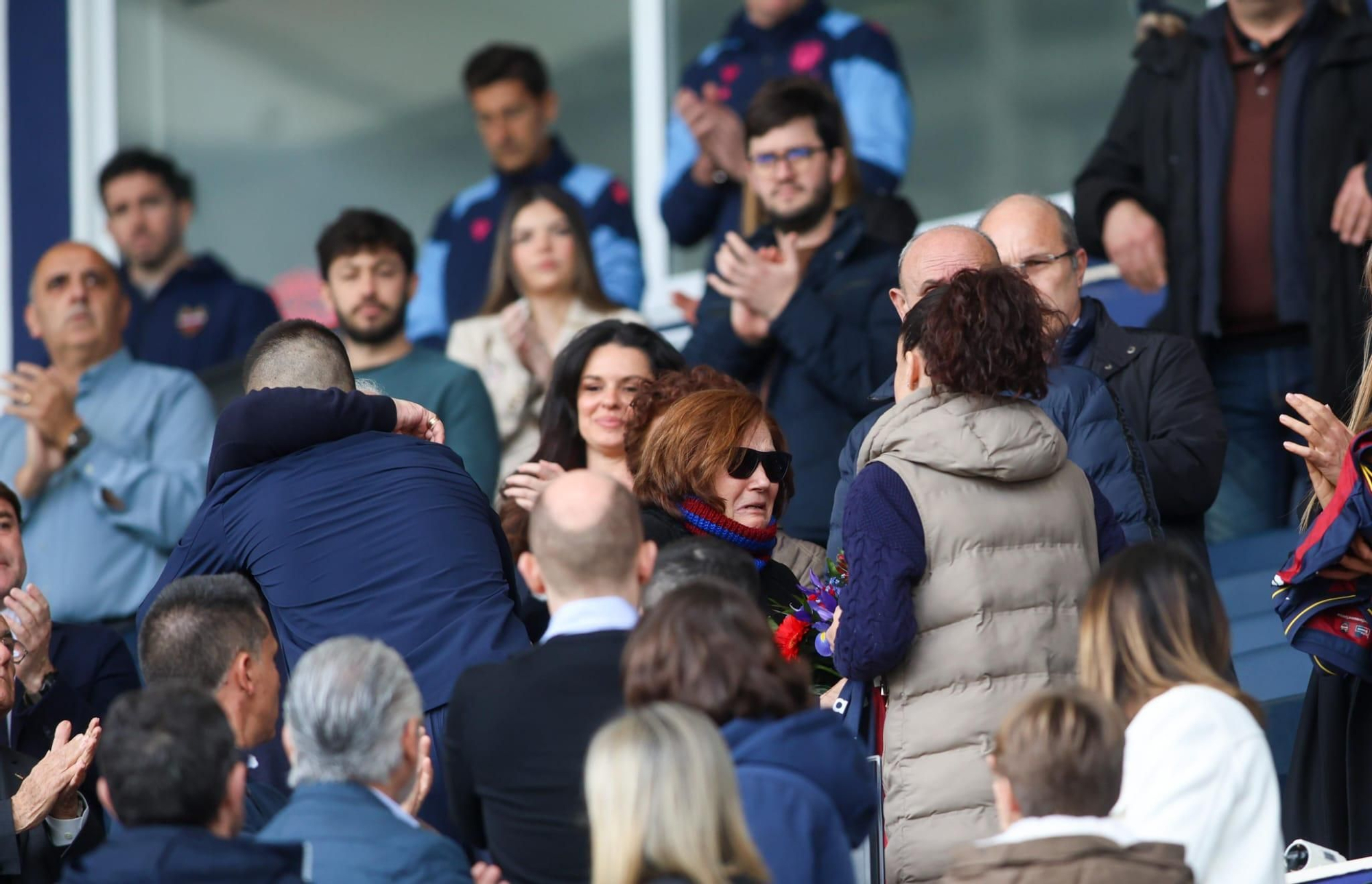 Sentido homenaje del Levante UD a la familia fallecida en el incendio de Campanar